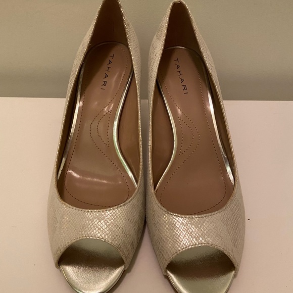 Tahari White and silver peep toe short heel - Picture 2 of 2